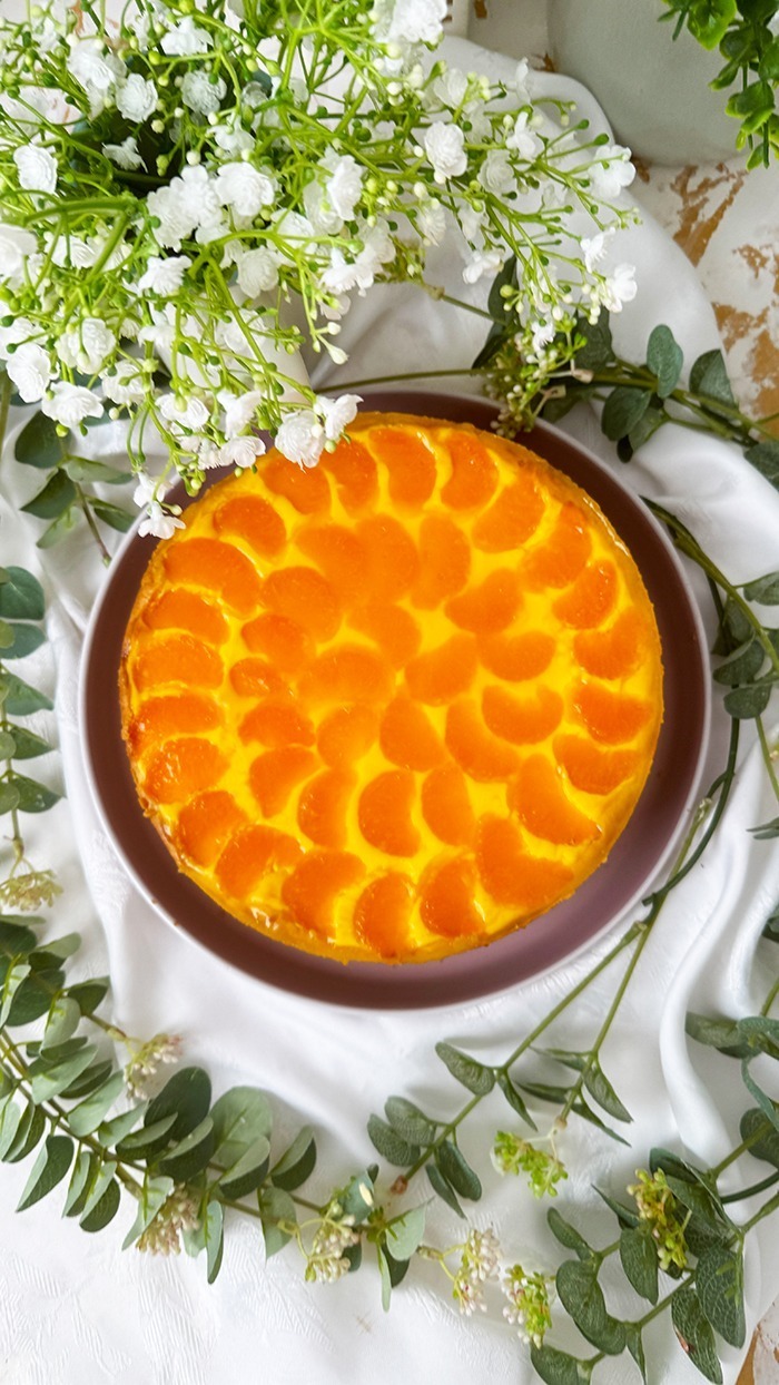 Der Mandarinen-Schmand-Kuchen besteht aus einem knusprigen Keksboden, einer cremigen Schmand-Sahne-Schicht und ist mit saftigen Mandarinen bedeckt. Er bietet eine harmonische Kombination aus knuspriger Textur, cremiger Füllung und fruchtiger Frische. Perfekt zu einer Tasse Kaffee.