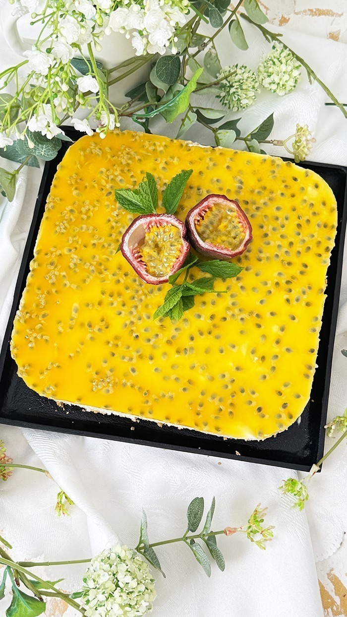 Der Maracuja-Käsekuchen ohne Backen ist ein cremiger Kuchen mit knusprigem Keksboden, einer fruchtigen Maracuja-Schicht und dekorativen Passionsfruchtkernen