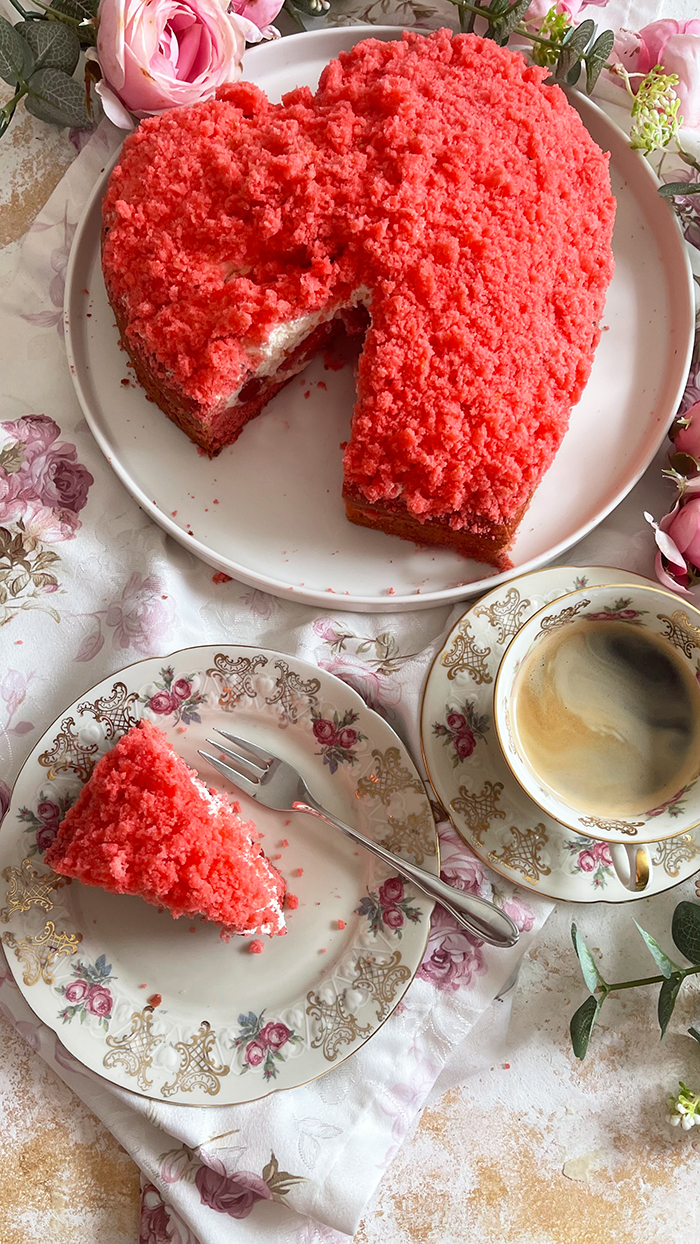 Maulwurfkuchen in herzform mit erdbeeren-mascarpone-sahne-creme, muttertagskuchen , herztorte, valentinstagstorte, valentinstagkuchen, muttertag