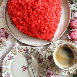 Maulwurfkuchen in herzform mit erdbeeren-mascarpone-sahne-creme