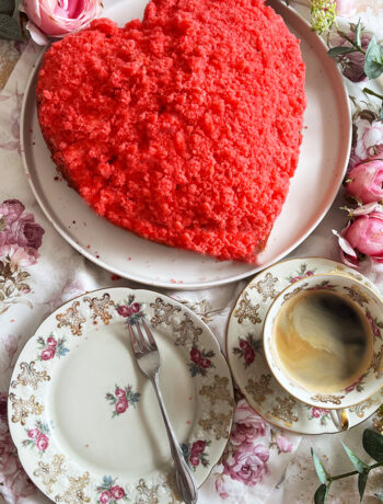 Maulwurfkuchen in herzform mit erdbeeren-mascarpone-sahne-creme