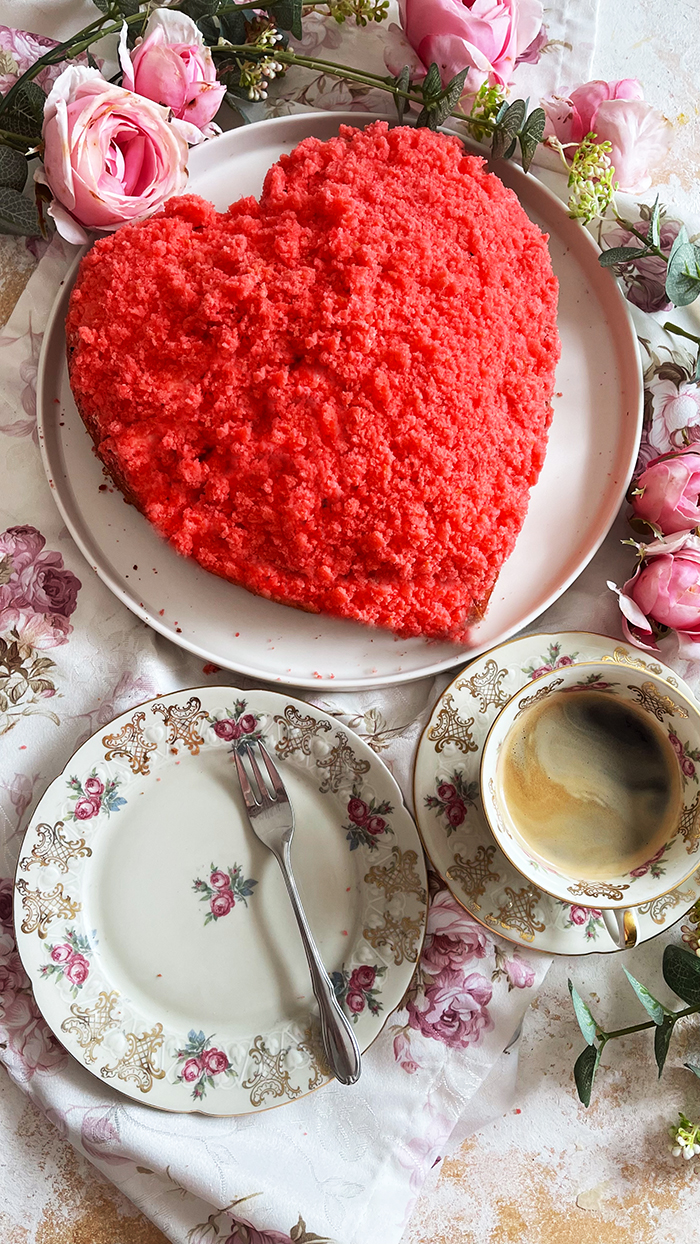 Maulwurfkuchen in Herzform mit Erdbeeren-Mascarpone-Sahne-Creme