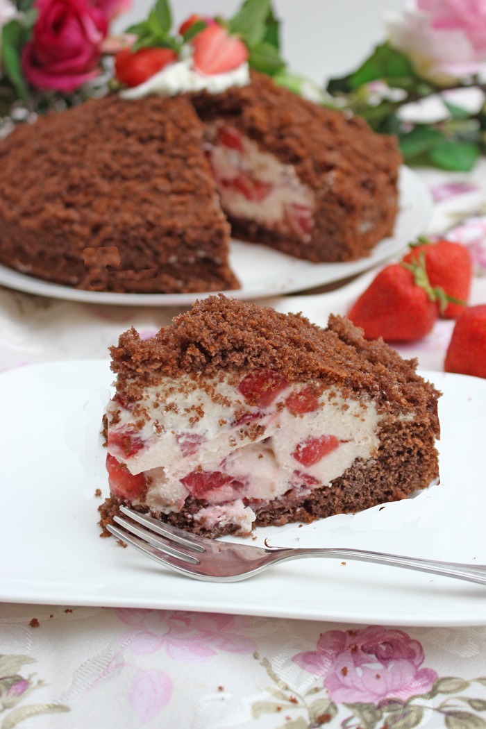 Maulwurfkuchen mit Erdbeeren