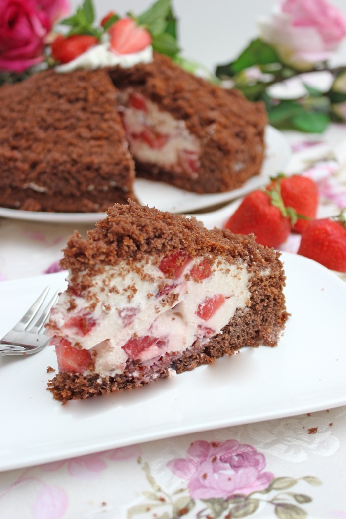 Mega leckerer und cremiger Maulwurfkuchen mit Erdbeeren 24