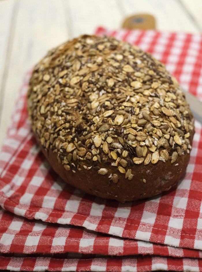 Heidelbeer-Schokoladen-Aufstrich & selbst gebackenes Superfood Brot