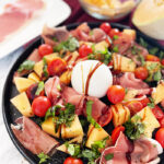 IMG Melonensalat mit Schinken Burrata und Tomaten in 15 Minuten 01
