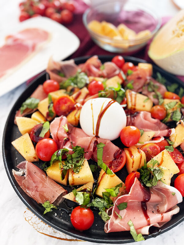 Melonensalat mit Schinken Burrata und Tomaten in 15 Minuten 01