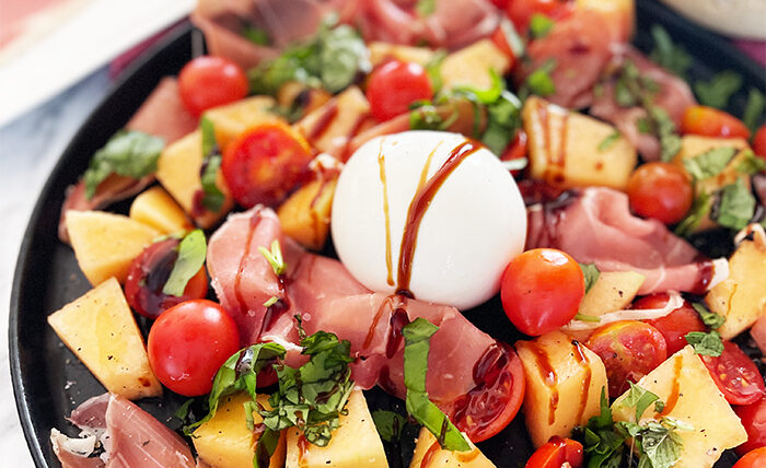 IMG Melonensalat mit Schinken Burrata und Tomaten in 15 Minuten 01