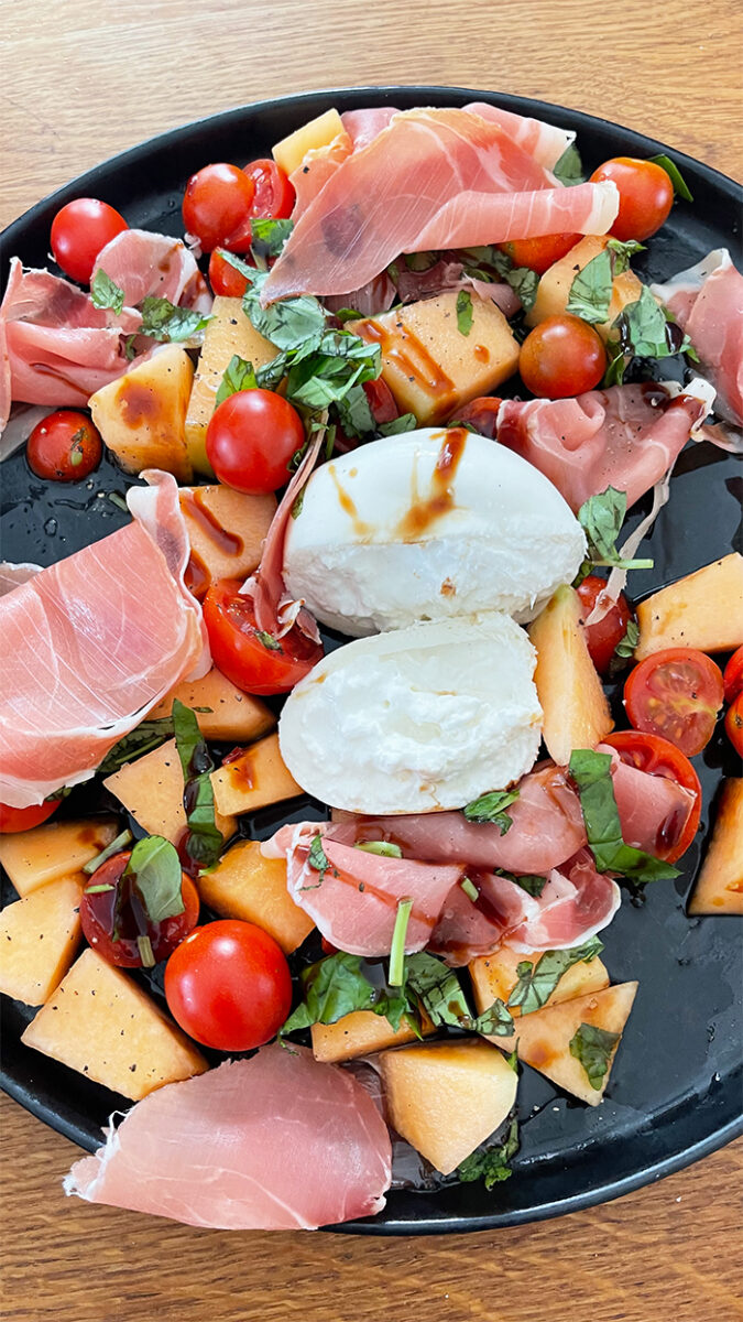 Melonensalat mit Schinken, Burrata und Tomaten in 15 Minuten so einfach gemacht 3 Melonensalat mit Schinken Burrata und Tomaten in 15 Minuten