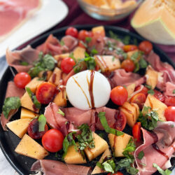 IMG Melonensalat mit Schinken Burrata und Tomaten in 15 Minuten