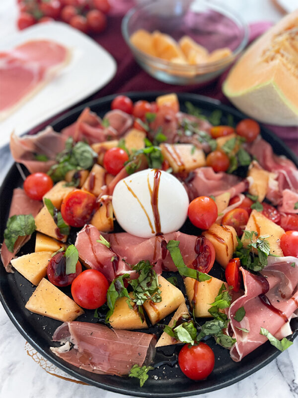Melonensalat mit Schinken, Burrata und Tomaten in 15 Minuten, Einfach und schnell, Sommersalat. Sommersalt Rezept, Melonensalat, Sommer Gericht, Salat Rezept