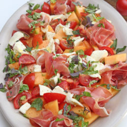 Melonensalat mit schinken und tomaten - einfach und schnell, sommersalat. Sommersalt rezept, melonensalat, sommer gericht, salat rezept