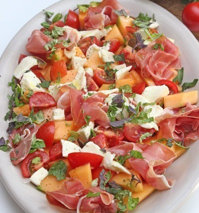 Melonensalat mit Schinken und Tomaten - Einfach und schnell, Sommersalat. Sommersalt Rezept, Melonensalat, Sommer Gericht, Salat Rezept