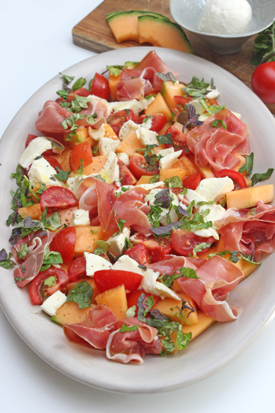 Melonensalat mit schinken und tomaten - einfach und schnell, sommersalat. Sommersalt rezept, melonensalat, sommer gericht, salat rezept