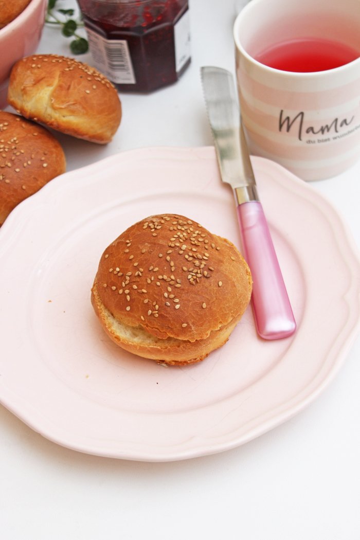 Milchbrötchen mit sesam backen