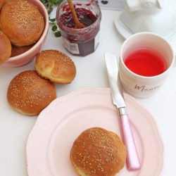 Milchbrötchen mit sesam