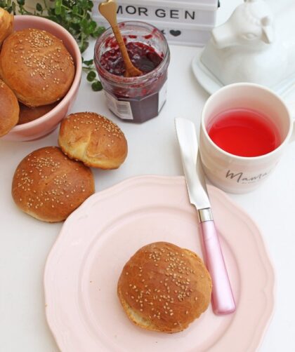 Milchbrötchen mit Sesam backen