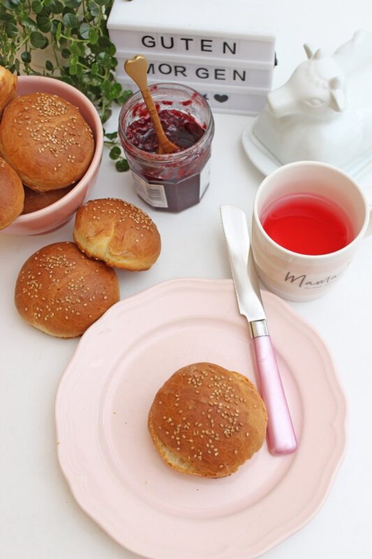 Milchbroetchen mit Sesam backen1