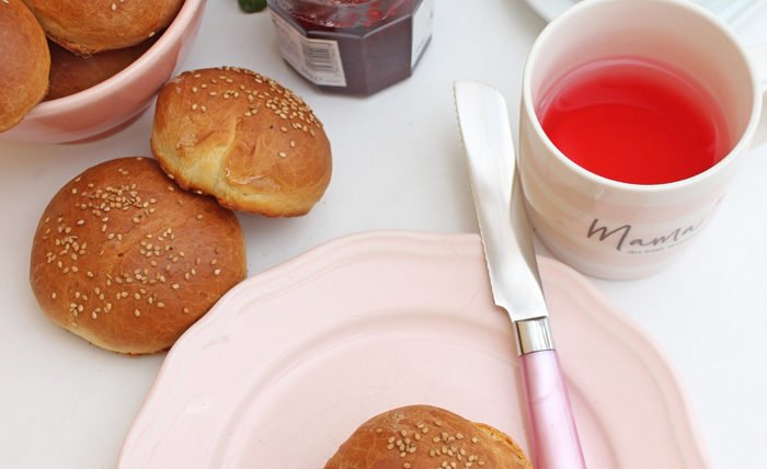 Milchbrötchen mit Sesam backen