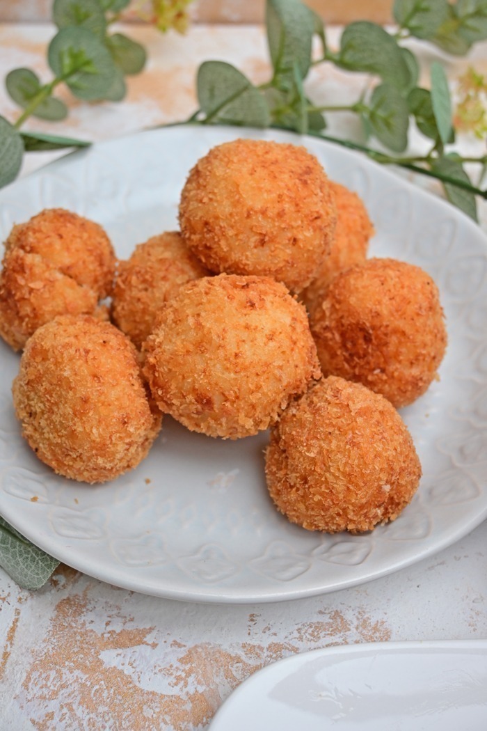 Gebackene milchreisbällchen mit schokoladenkern und beerensoße Gebackene milchreisbällchen mit schokoladenkern und beerensoße