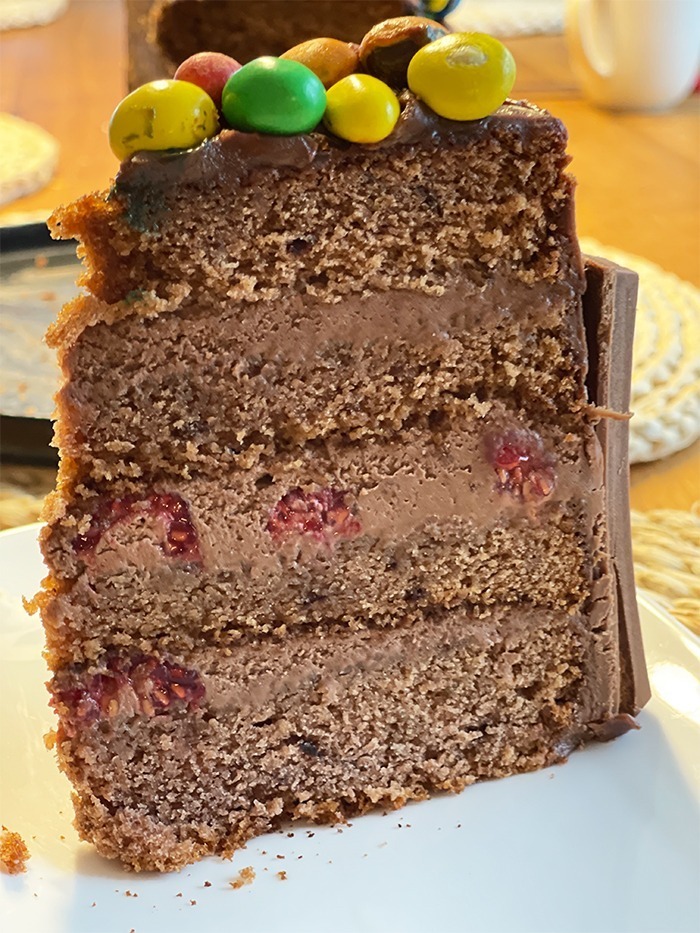 M&M-Torte mit Schokolade und Himbeeren, Geburtstagstorte, m&m Torte mit schwebender m&m Tüte