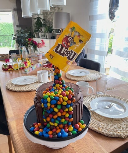 M&M-Torte mit Schokolade und Himbeeren: Magisch Gravity Cake mit 100 % WOW-Effekt 1 M&M-Torte mit Schokolade und Himbeeren. Gravity Cake Rezept