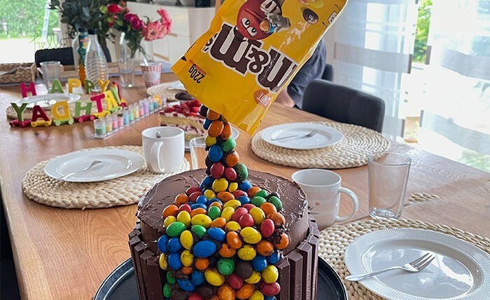 M&M-Torte mit Schokolade und Himbeeren. Gravity Cake Rezept