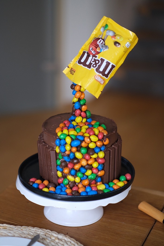 M&M-Torte mit Schokolade und Himbeeren. Gravity Cake Rezept