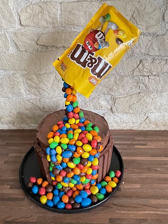 M&M-Torte mit Schokolade und Himbeeren, Geburtstagstorte, m&m Torte mit schwebender m&m Tüte