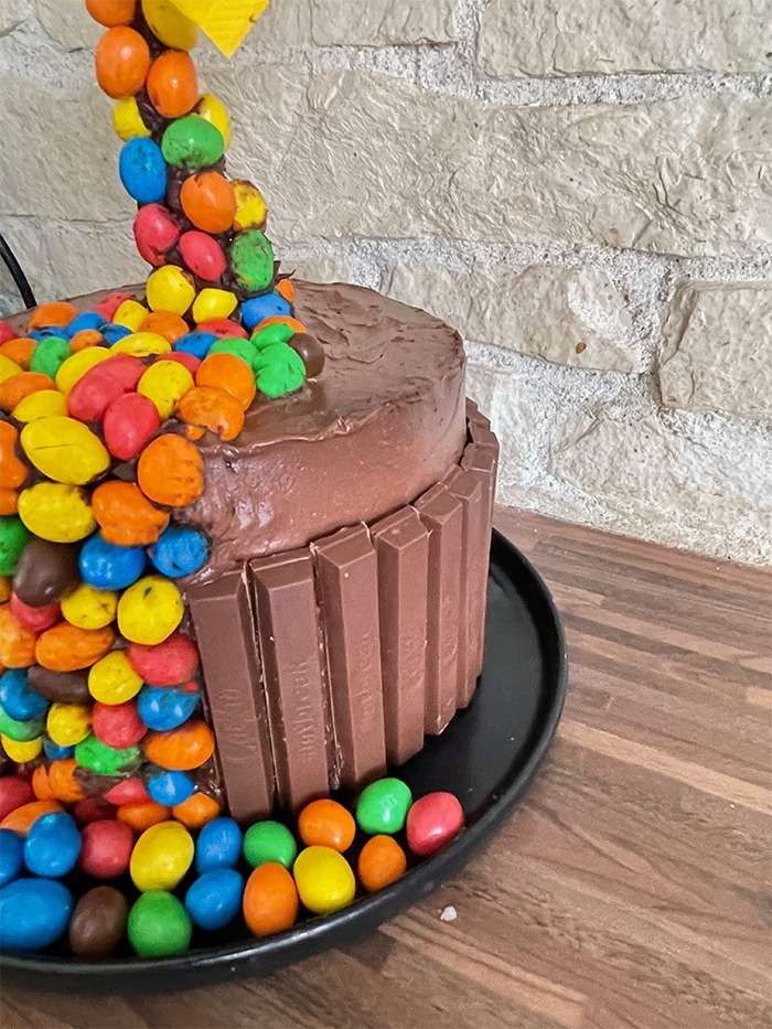 M&M-Torte mit Schokolade und Himbeeren, Geburtstagstorte, m&m Torte mit schwebender m&m Tüte