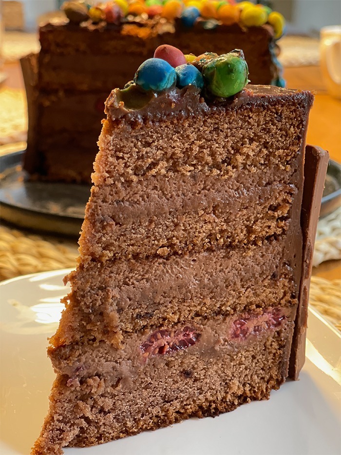 M&M-Torte mit Schokolade und Himbeeren, Geburtstagstorte, m&m Torte mit schwebender m&m Tüte