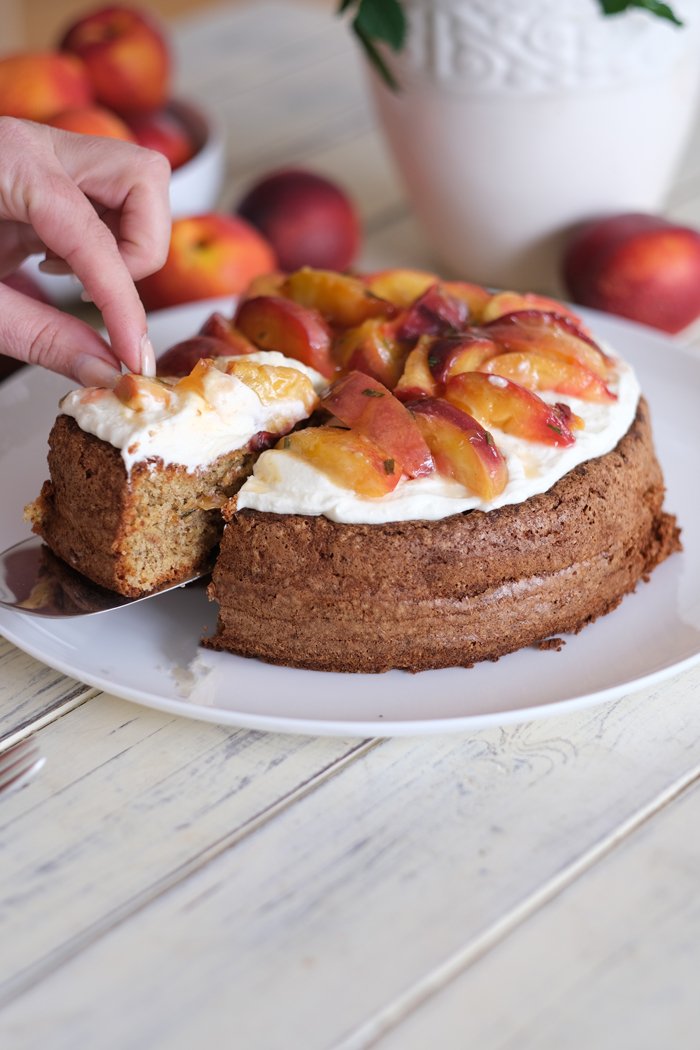 Fruchtiger Nektarinen-Honig Mandelkuchen mit Skyrcreme