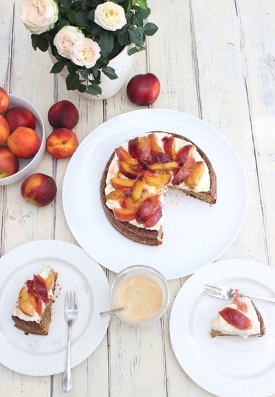 Fruchtiger Nektarinen-Honig Mandelkuchen mit Skyrcreme 1