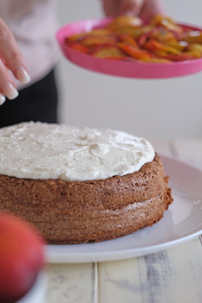 Nektarinen-Honig Mandelkuchen mit Skyrcreme