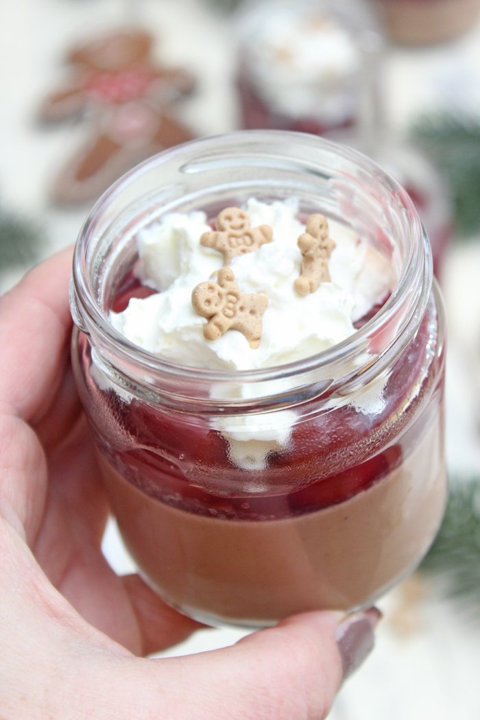 Nougat-Lebkuchen Panna Cotta mit Kirschsoße - Dessert im Glas