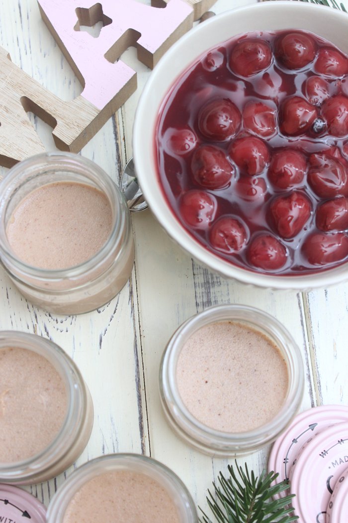 Nougat-Lebkuchen Panna Cotta mit Kirschsoße 