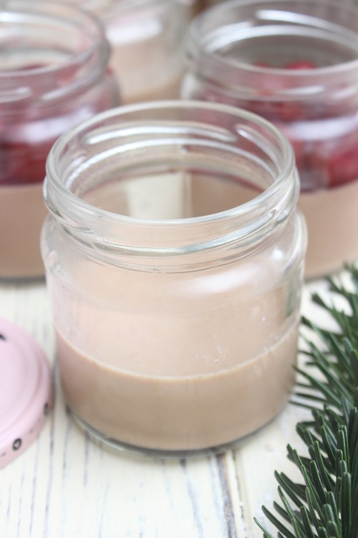 Nougat-Lebkuchen Panna Cotta mit Kirschsoße 