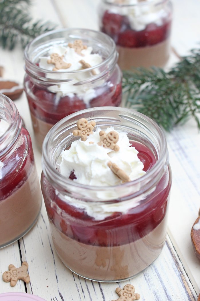 Nougat-Lebkuchen Panna Cotta mit Kirschsoße 