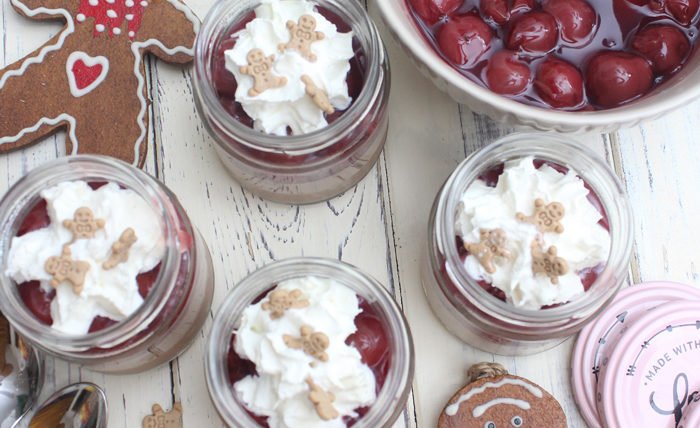 Superleckeres Nougat-Lebkuchen Panna Cotta mit Kirschsoße Dessert im Glas 5