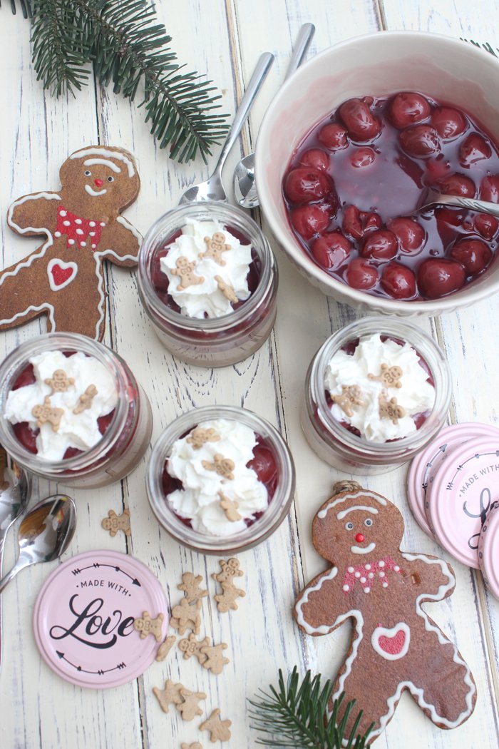 Nougat-Lebkuchen Panna Cotta mit Kirschsoße 