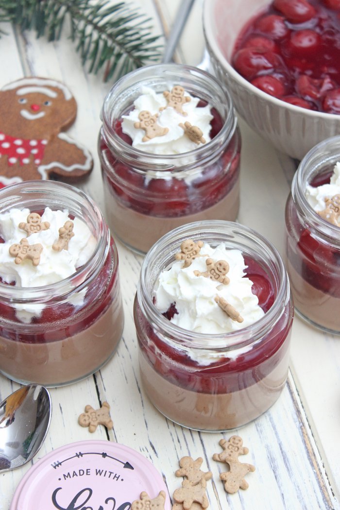 Nougat-Lebkuchen Panna Cotta mit Kirschsoße 