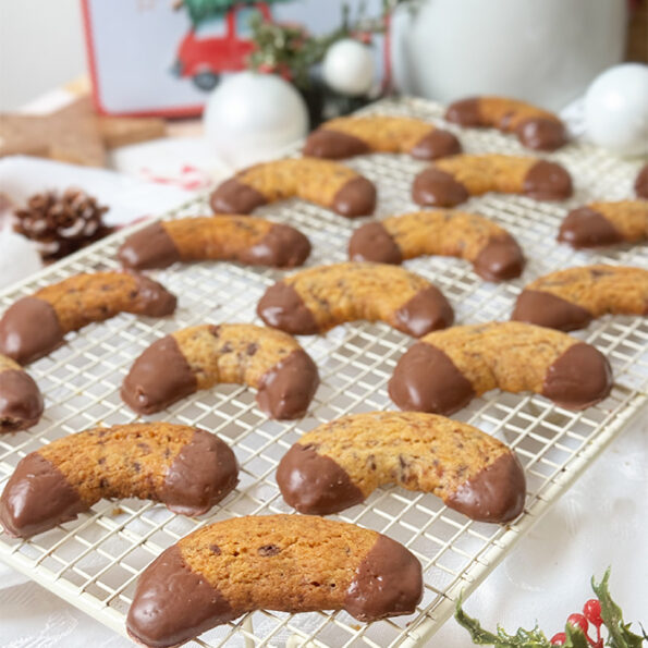 Orangen-Schoko-Kipferl Rezept - Schmelzen auf der Zunge!