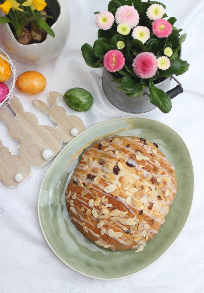 Fluffiges Osterbrot backen - Mit Trockenhefe und Rosinen 5