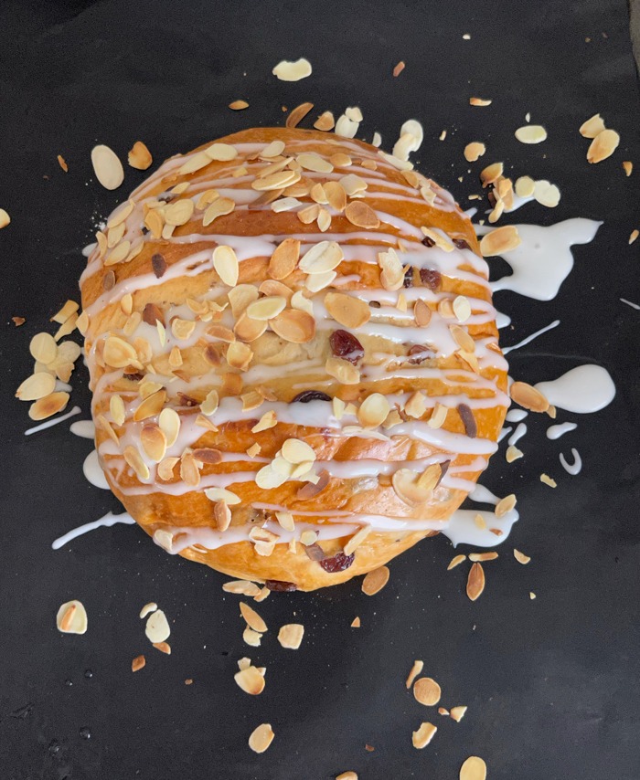 Fluffiges Osterbrot backen - Mit Trockenhefe und Rosinen