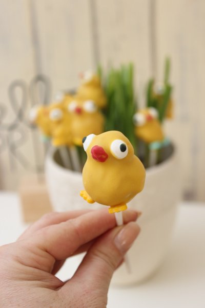 So einfach machst du Osterküken-Cake Pops zu Ostern