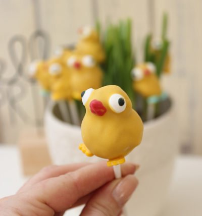 So einfach machst du Osterküken-Cake Pops zu Ostern 4