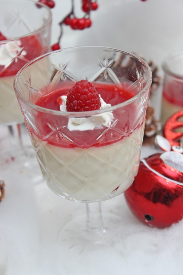 Das beste Panna Cotta mit Himbeersauce Dessert im Glas