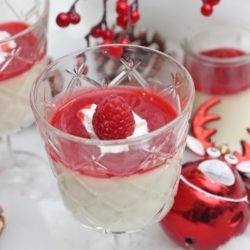 Das beste panna cotta mit himbeersauce dessert im glas 2