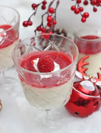 Das beste panna cotta mit himbeersauce dessert im glas 9