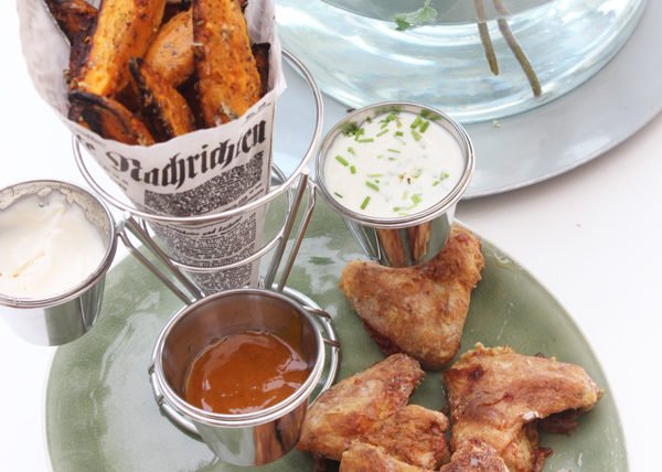 Parmesan-Süßkartoffel-Wedges, Chicken Wings & Parmesan-Joghurt Dip in der VitAir Turbo Heißluftfritteuse von Klarstein 2